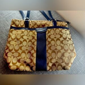 Coach Signature Purse 👛